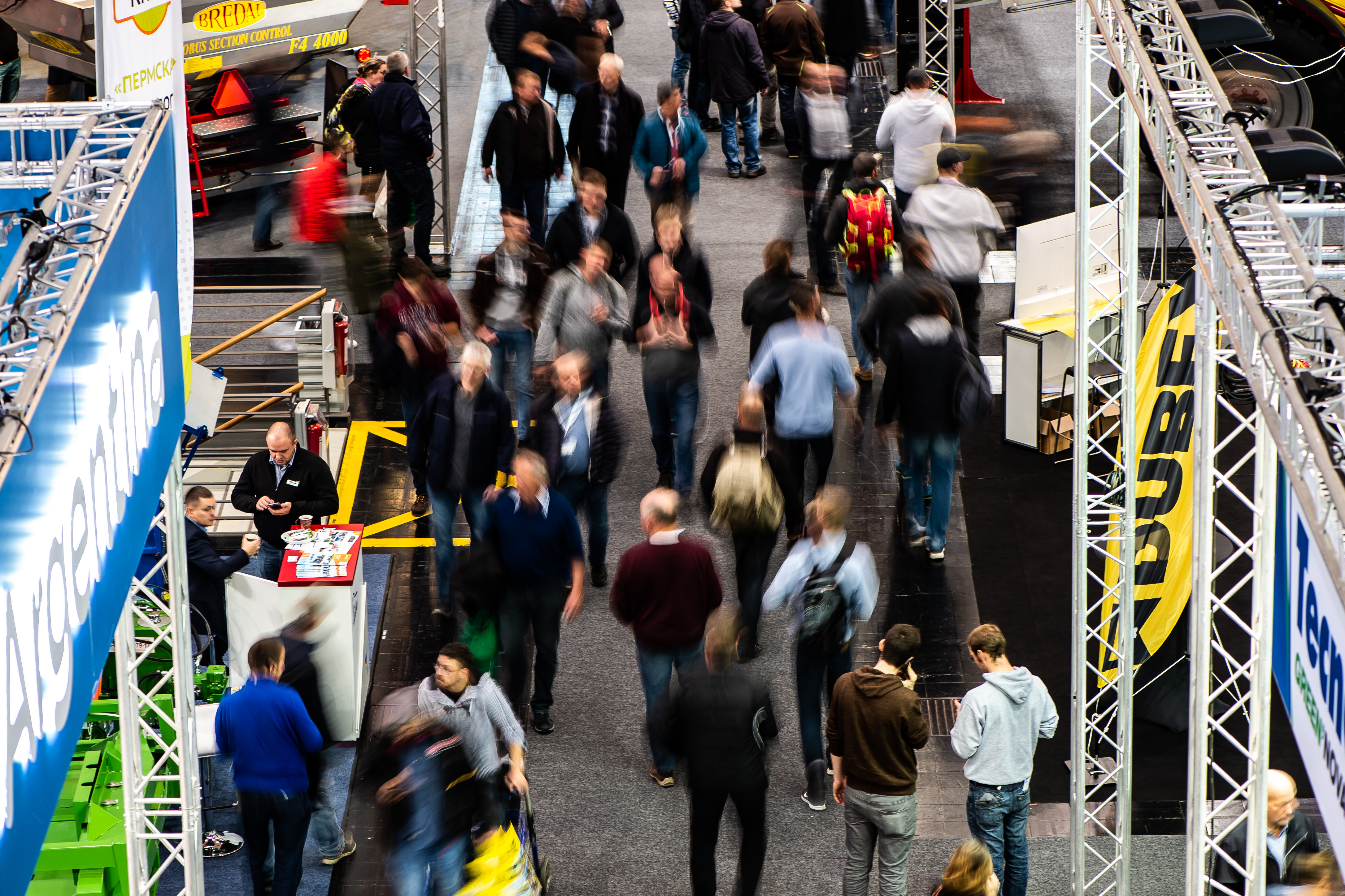 Trade fair visitors on the move at AGRITECHNICA 2019. 