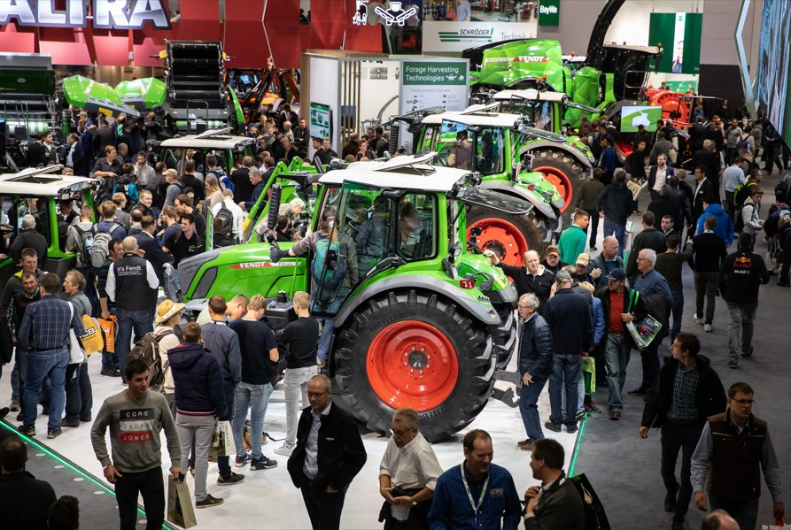 Fendt tractors and many trade fair visitors at AGRITECHNICA 2019. 